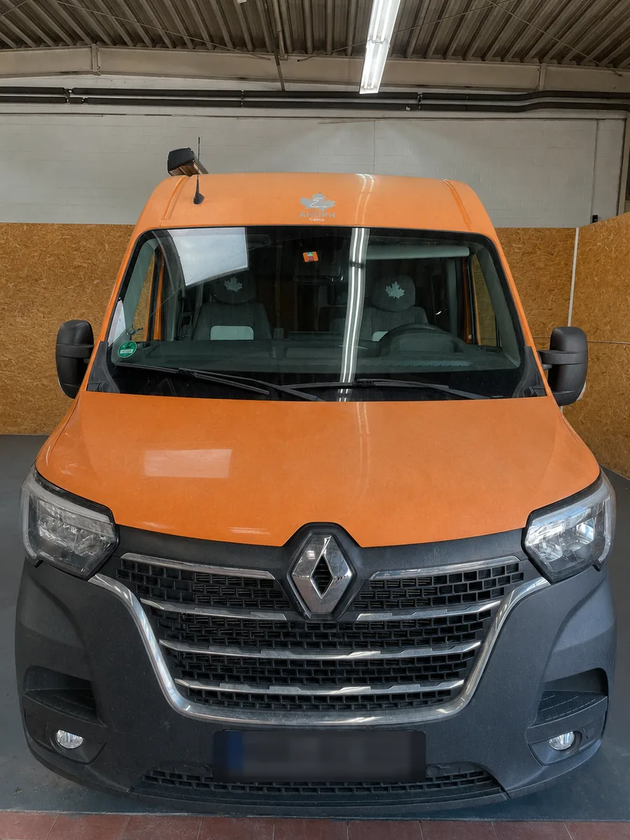 Orangefarbener Renault-Transporter mit stumpfer, matter Motorhaube vor der Politur