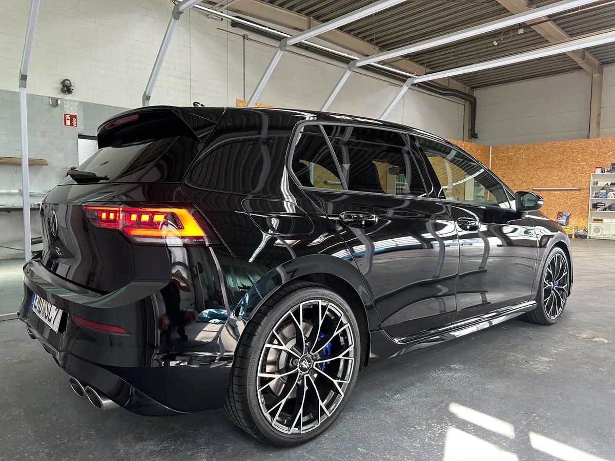 Schwarzer VW Golf R in Seitenansicht mit tiefem Hochglanzlack nach professioneller Aufbereitung bei Emder Lack & Glanz